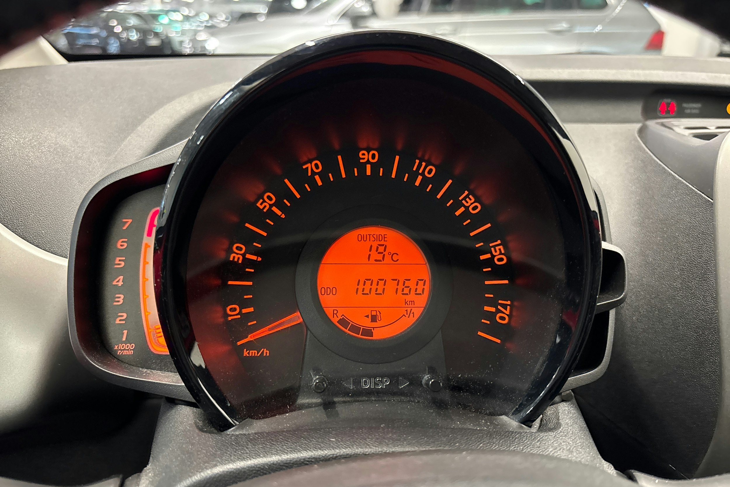 punainen Toyota AYGO 2015 kuva 19.