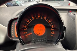 punainen Toyota AYGO 2015 kuva 19.