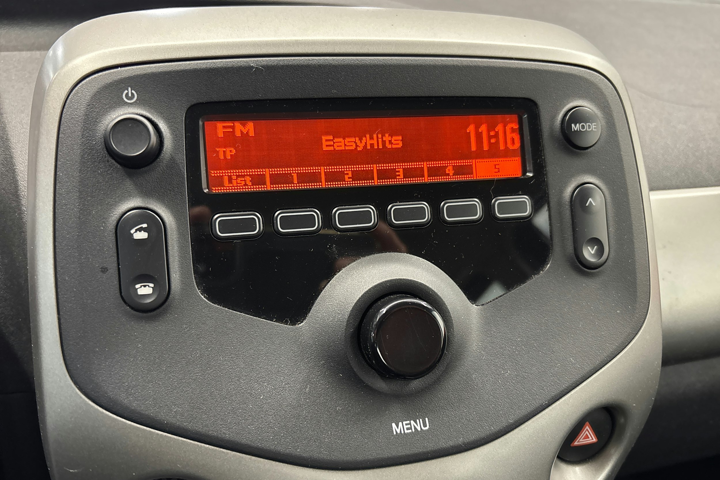 punainen Toyota AYGO 2015 kuva 20.