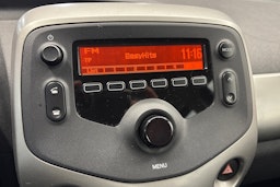 punainen Toyota AYGO 2015 kuva 20.