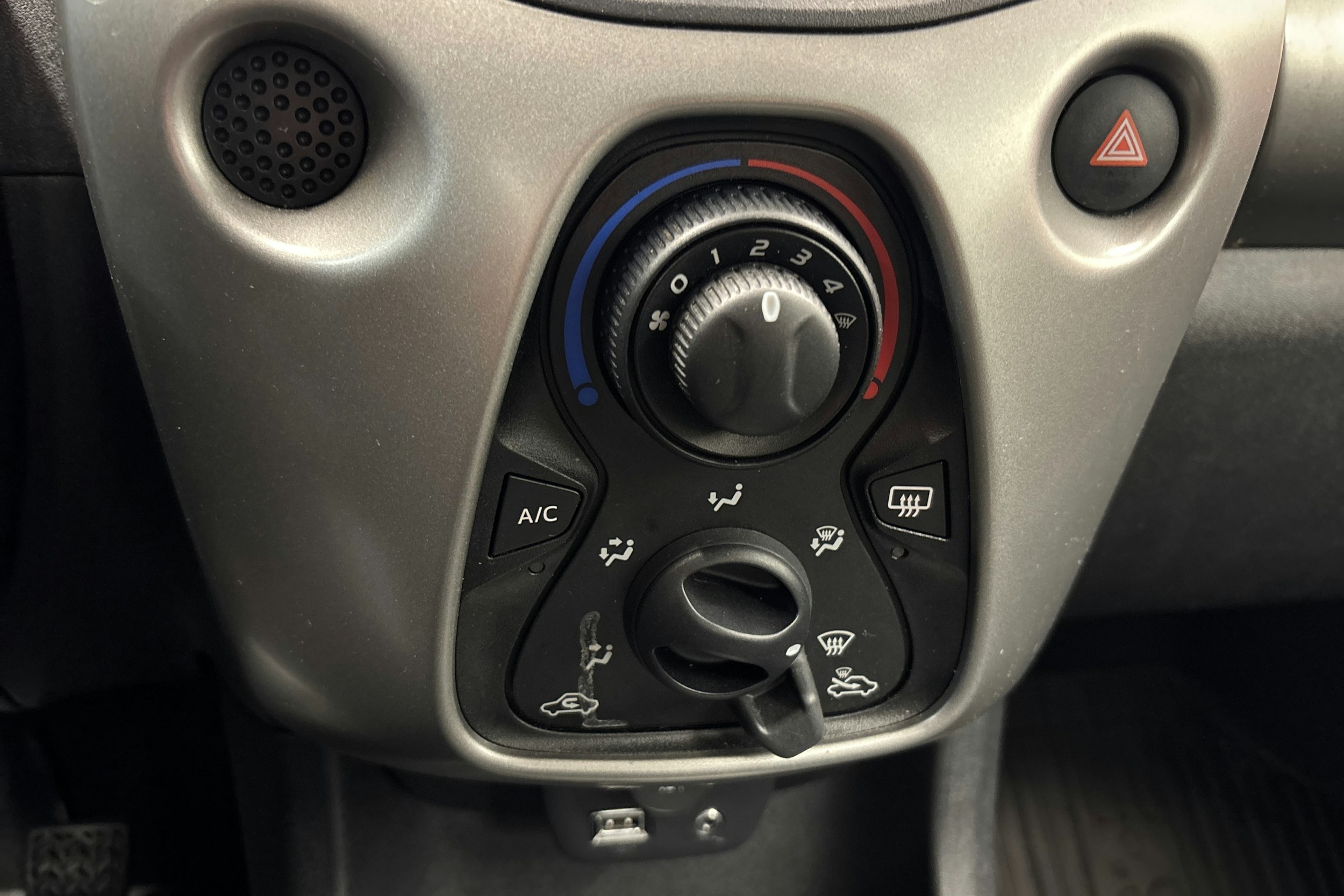 punainen Toyota AYGO 2015 kuva 21.