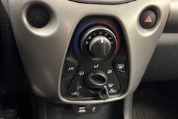 punainen Toyota AYGO 2015 kuva 21.