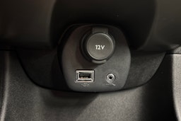 punainen Toyota AYGO 2015 kuva 25.