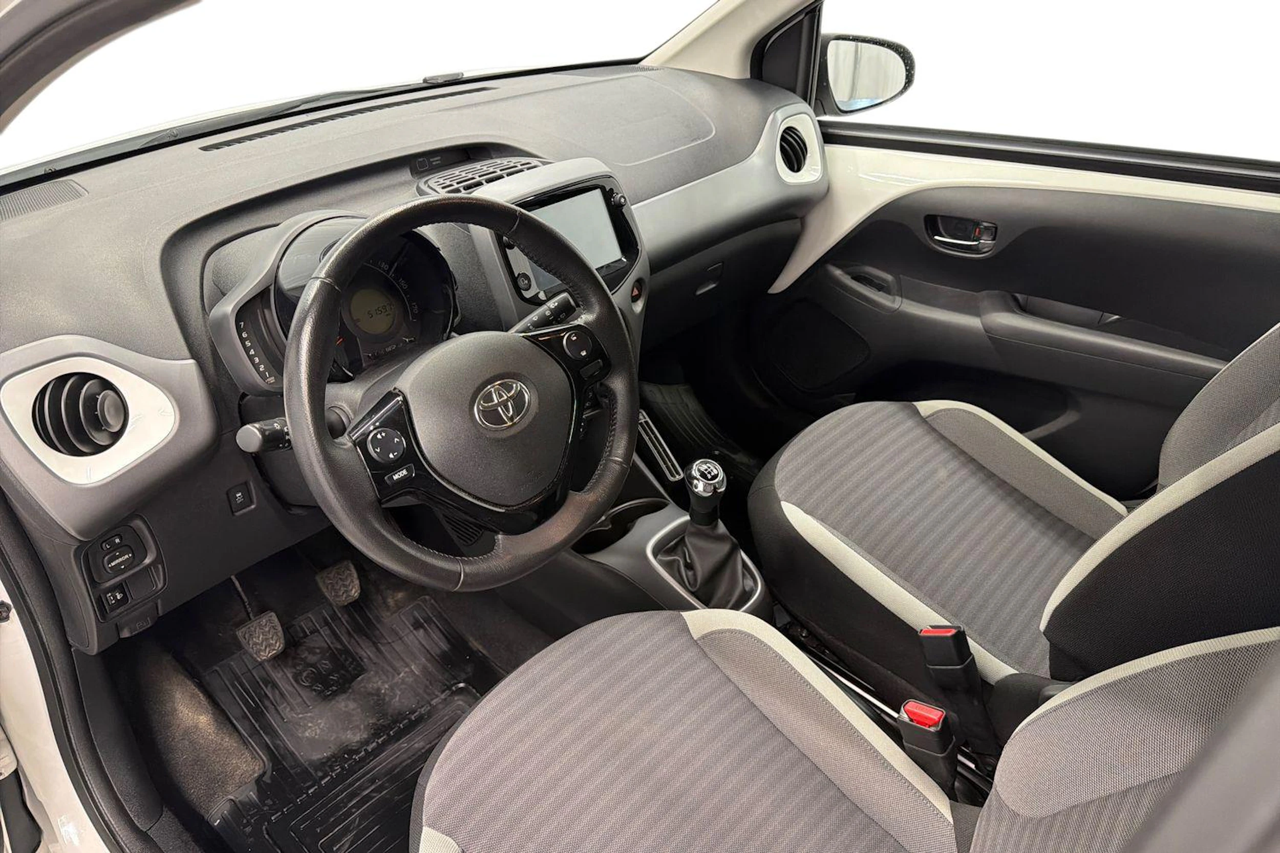 valkoinen Toyota AYGO 2018 kuva 8.