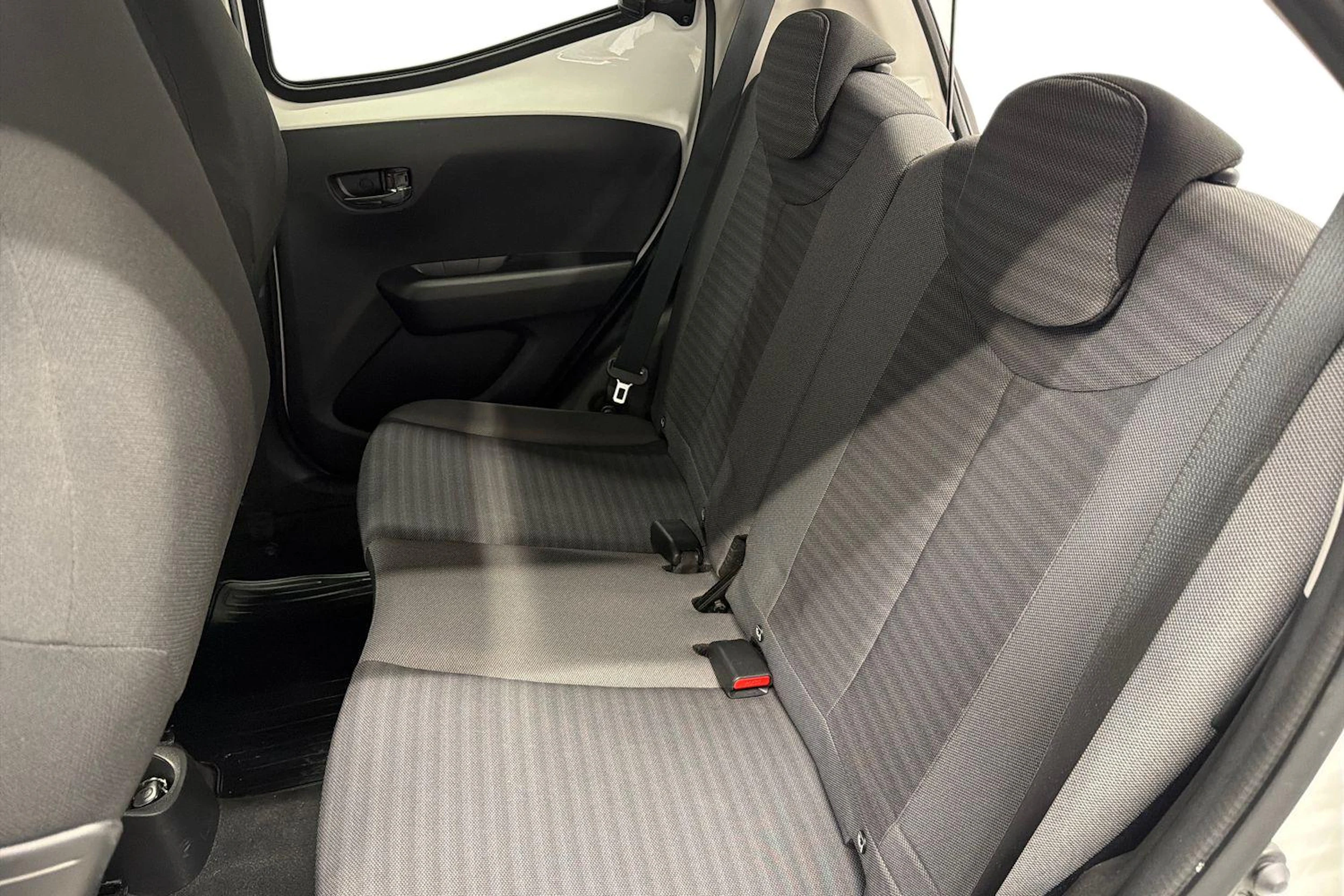 valkoinen Toyota AYGO 2018 kuva 11.