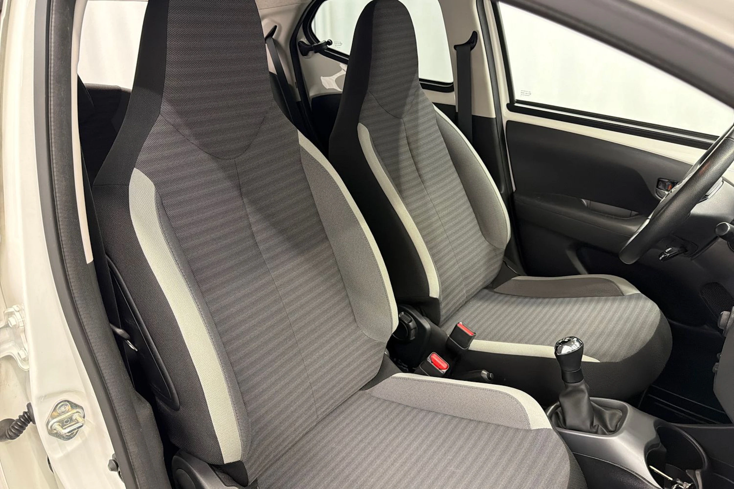 valkoinen Toyota AYGO 2018 kuva 15.