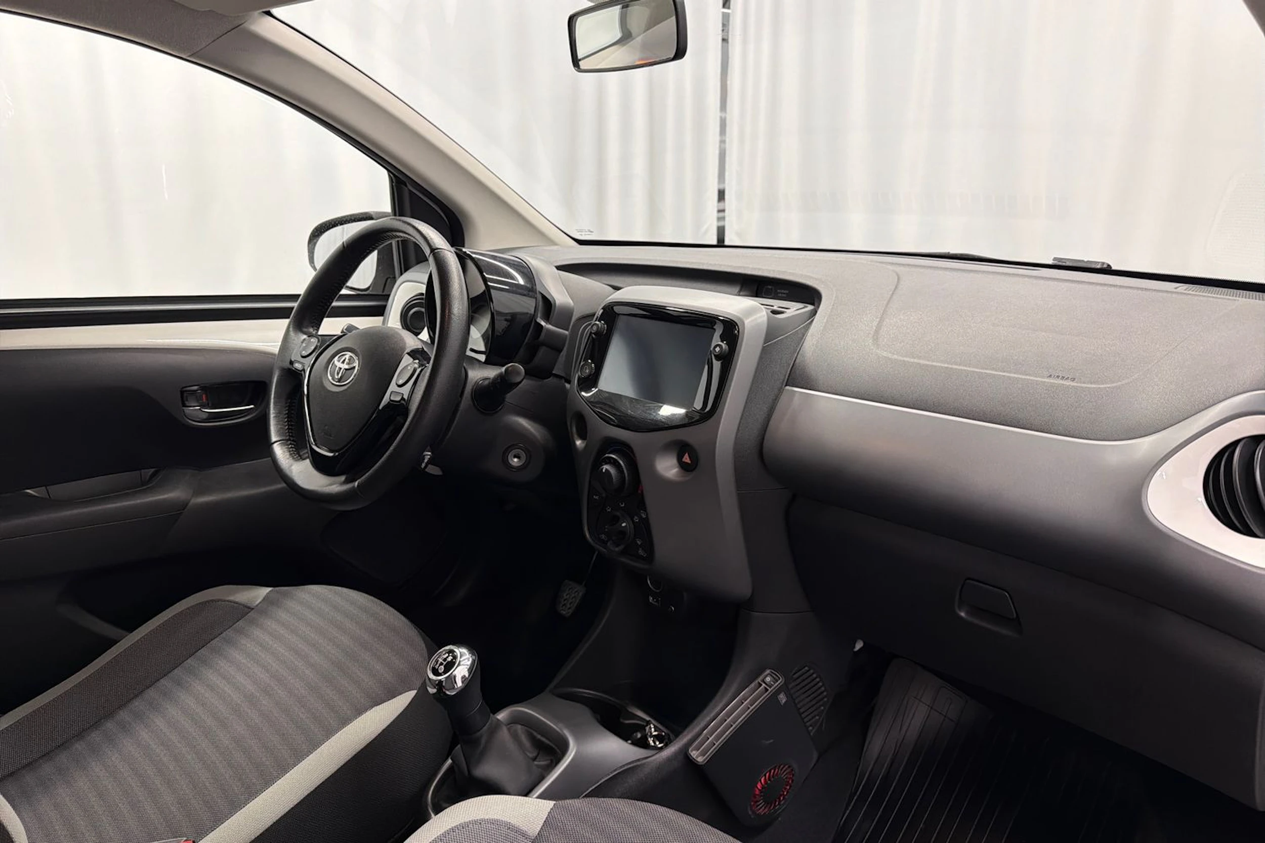 valkoinen Toyota AYGO 2018 kuva 16.