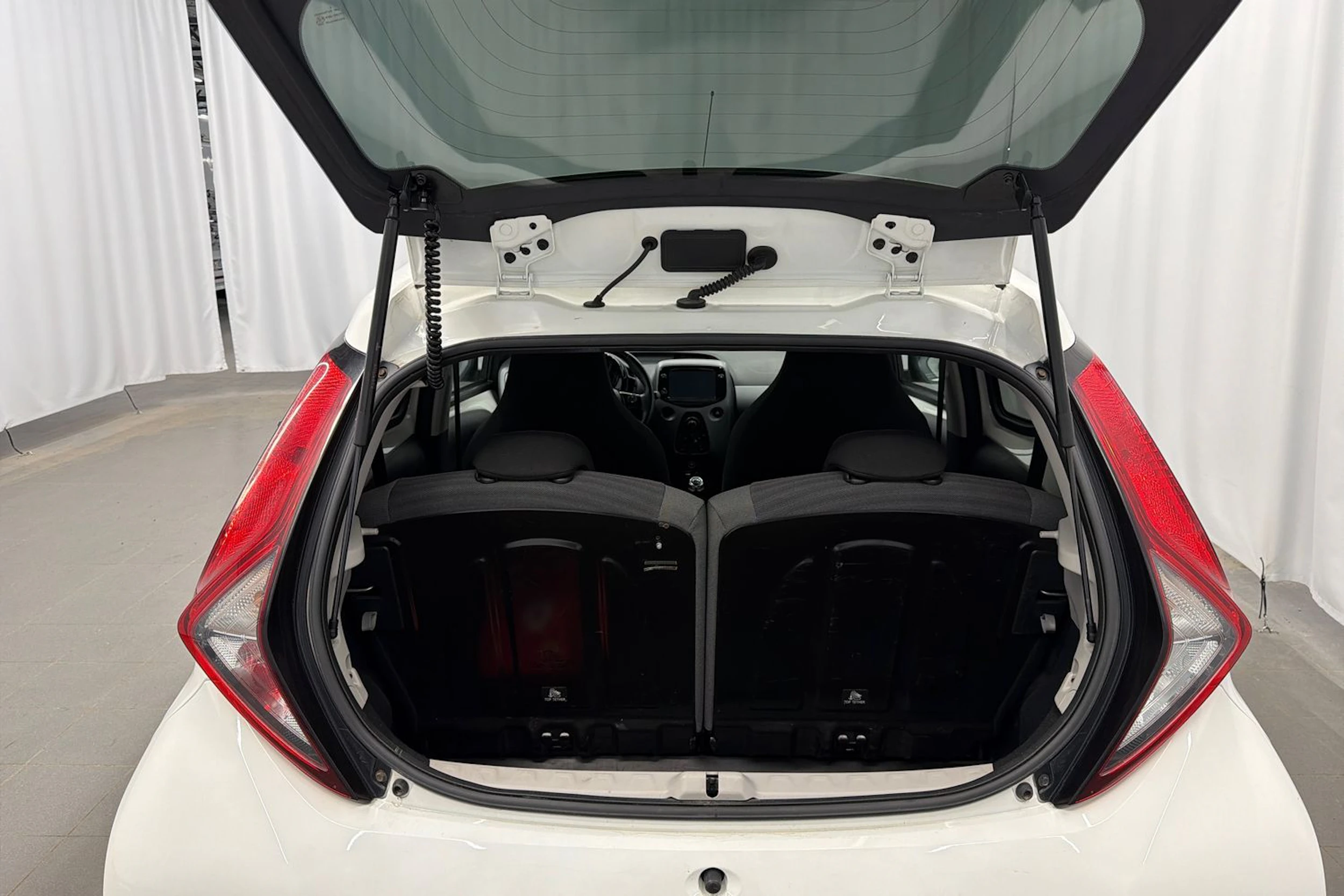 valkoinen Toyota AYGO 2018 kuva 17.
