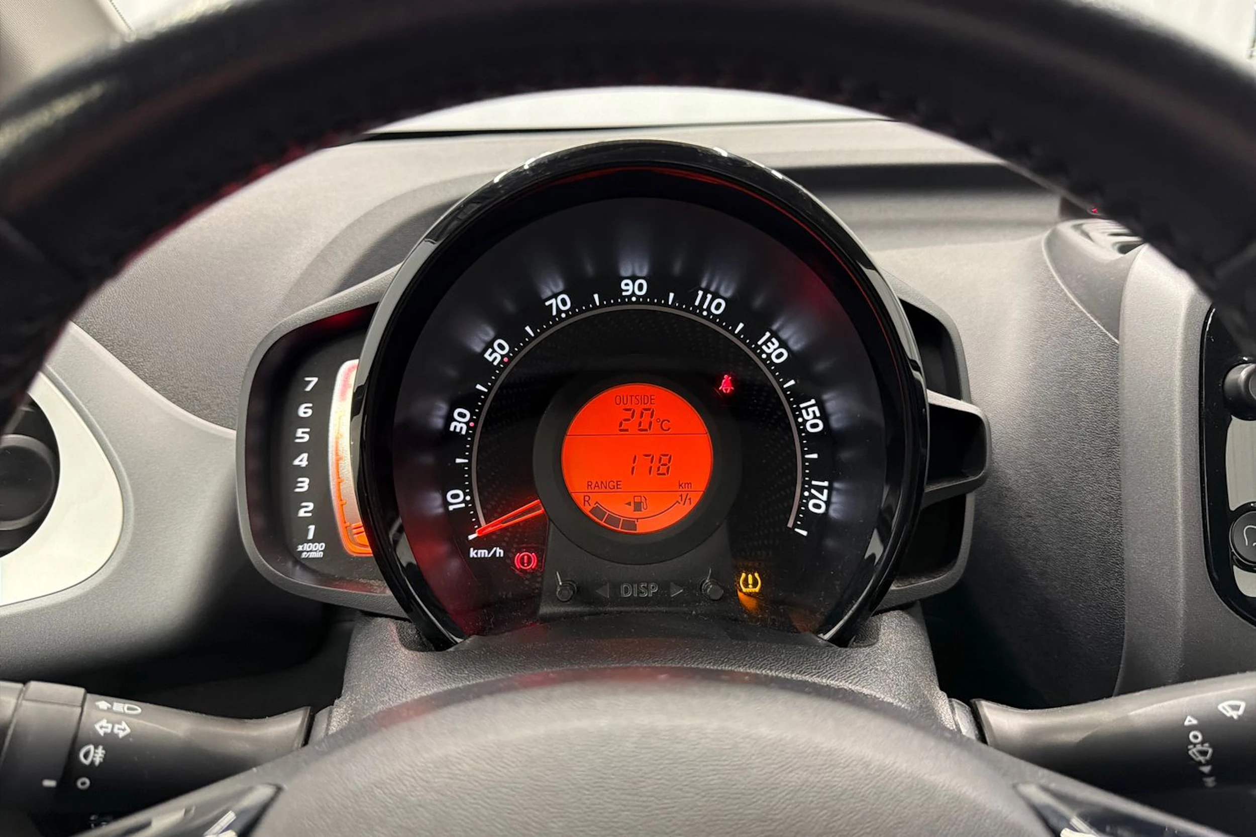 valkoinen Toyota AYGO 2018 kuva 19.