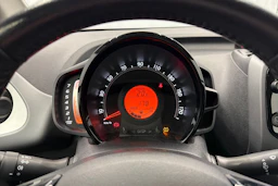 valkoinen Toyota AYGO 2018 kuva 19.