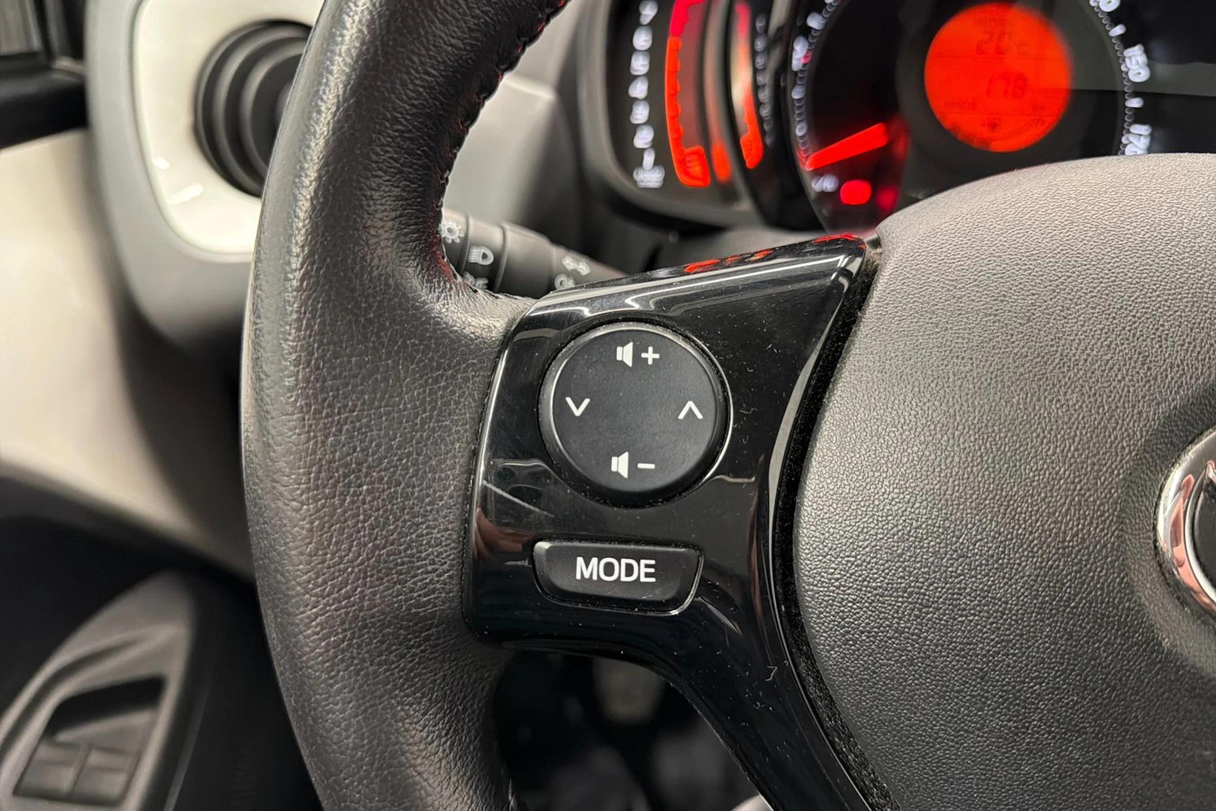 valkoinen Toyota AYGO 2018 kuva 20.