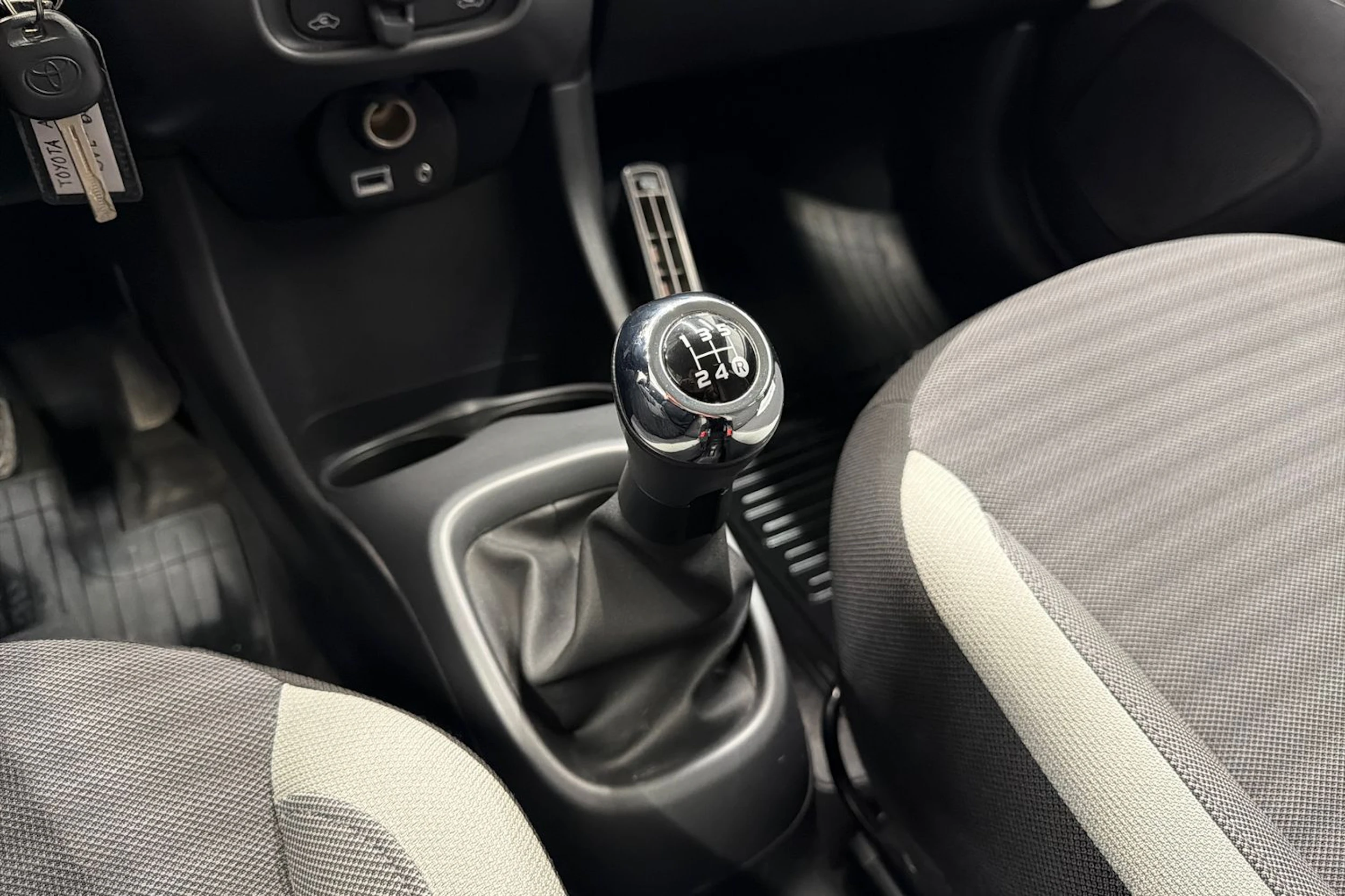 valkoinen Toyota AYGO 2018 kuva 25.