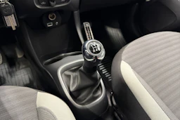 valkoinen Toyota AYGO 2018 kuva 25.