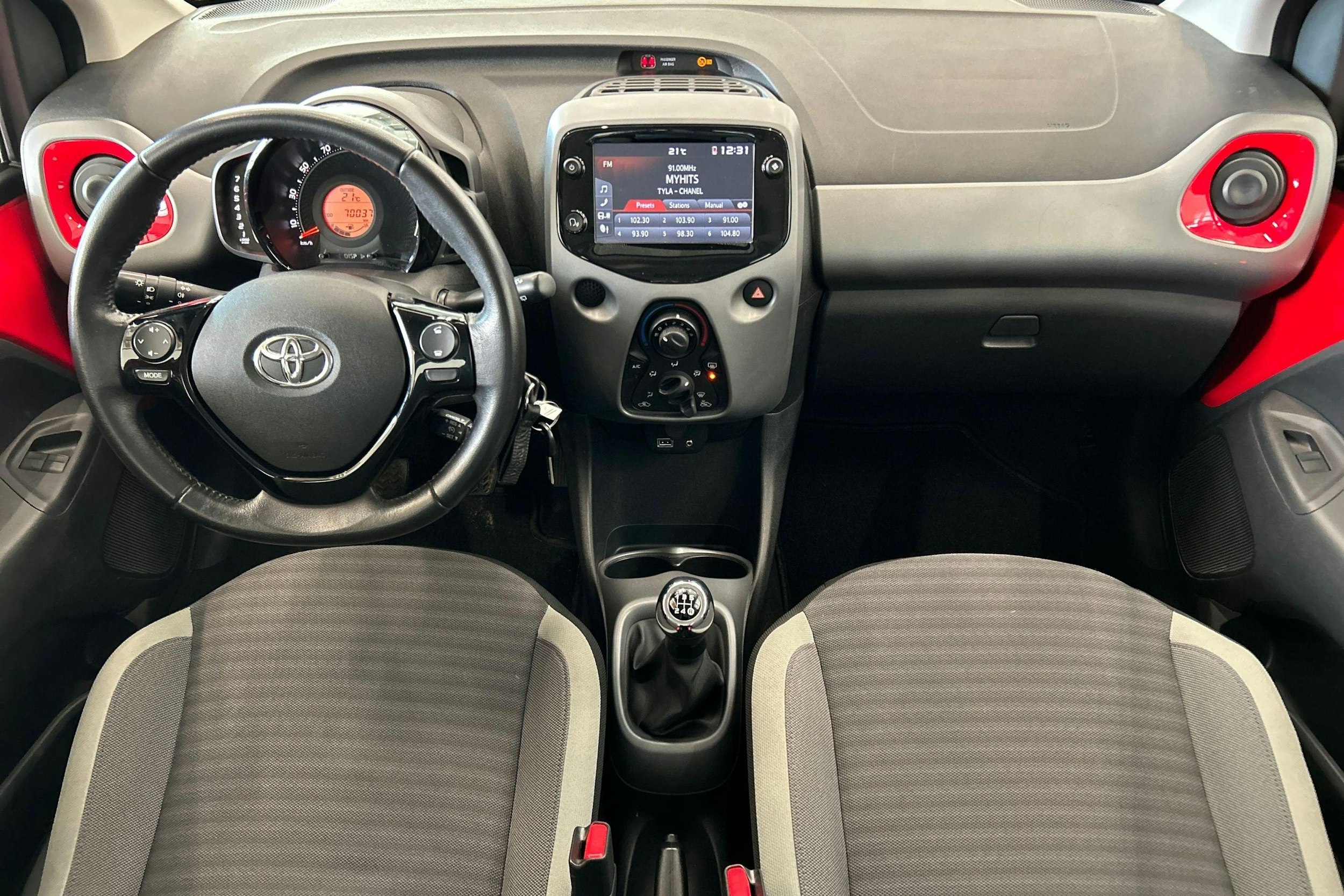 punainen Toyota AYGO 2020 kuva 3.