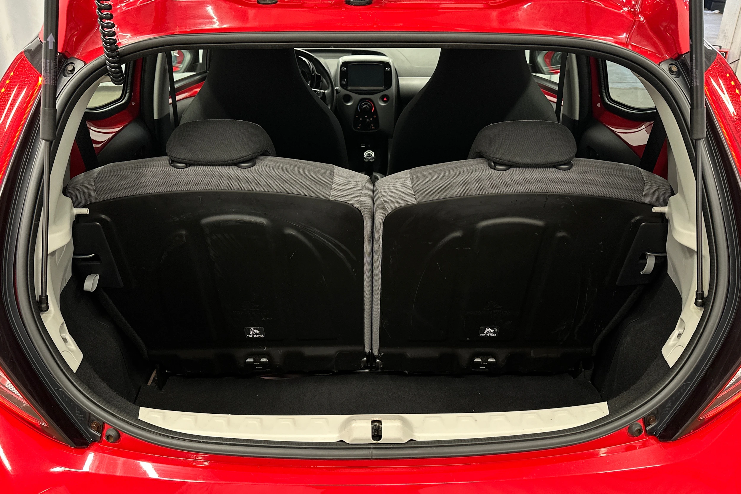 punainen Toyota AYGO 2020 kuva 11.