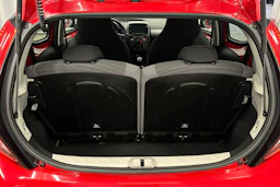 punainen Toyota AYGO 2020 kuva 11.