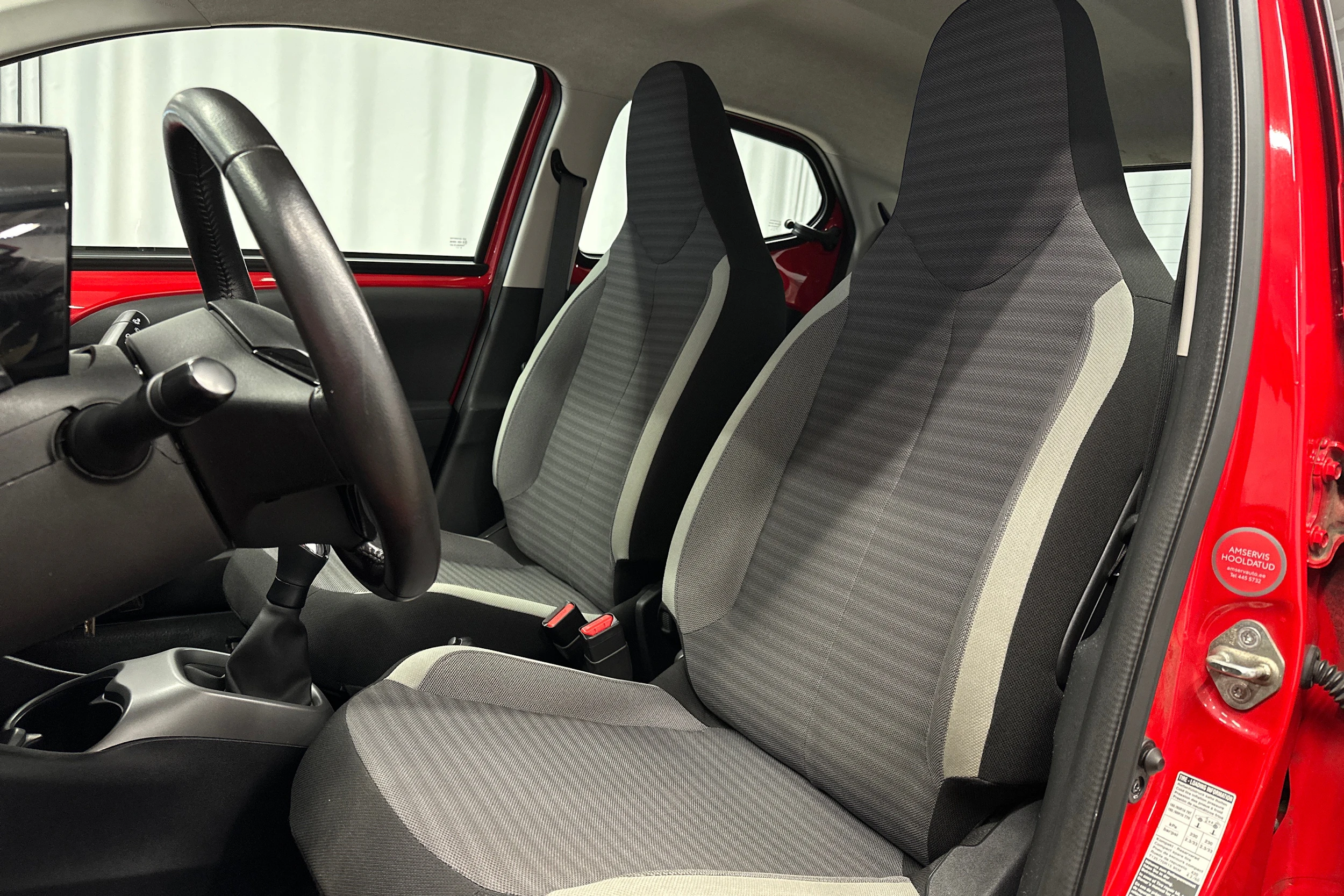 punainen Toyota AYGO 2020 kuva 12.