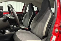 punainen Toyota AYGO 2020 kuva 12.