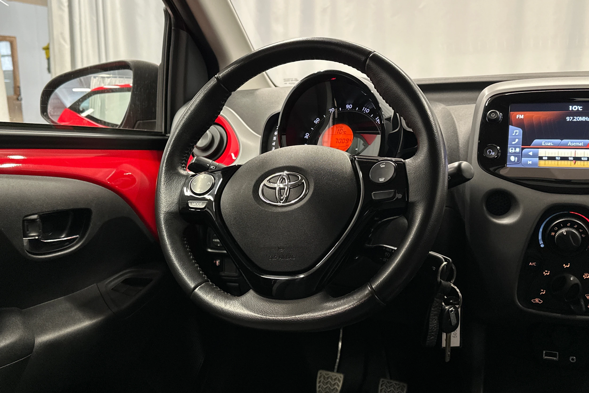 punainen Toyota AYGO 2020 kuva 14.