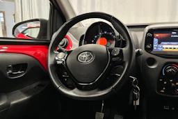 punainen Toyota AYGO 2020 kuva 14.