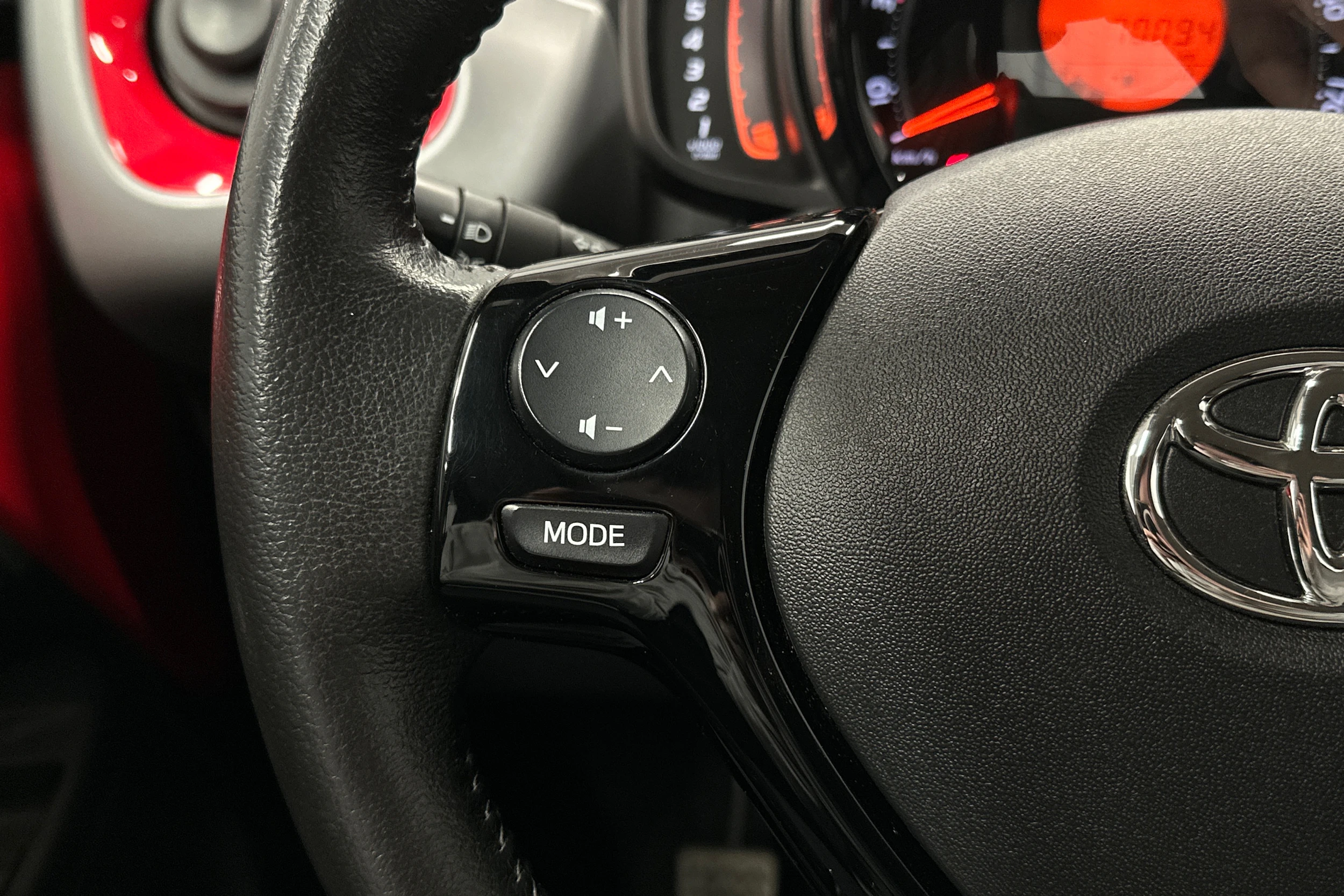 punainen Toyota AYGO 2020 kuva 15.