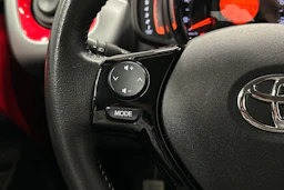 punainen Toyota AYGO 2020 kuva 15.