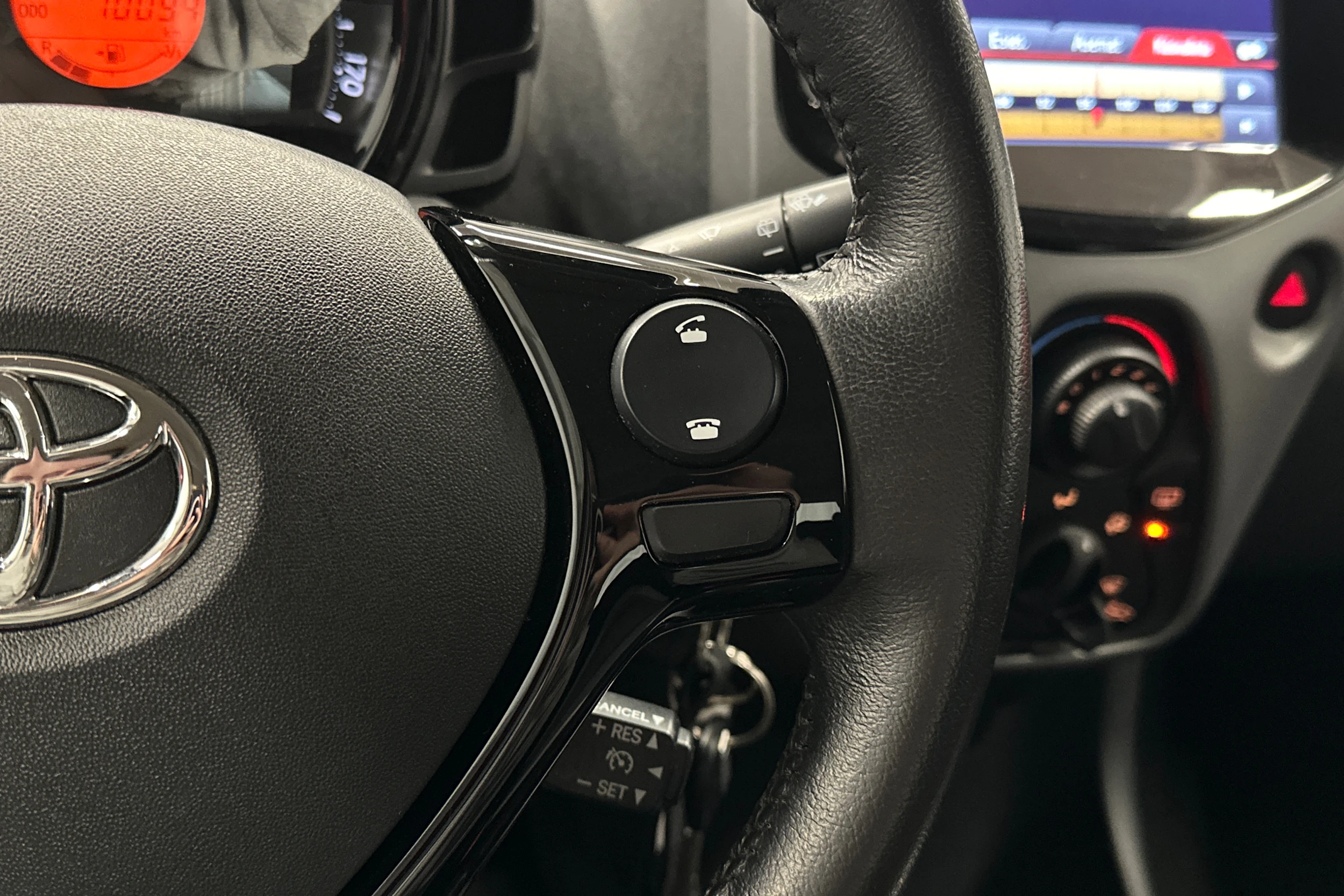 punainen Toyota AYGO 2020 kuva 16.