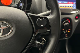 punainen Toyota AYGO 2020 kuva 16.