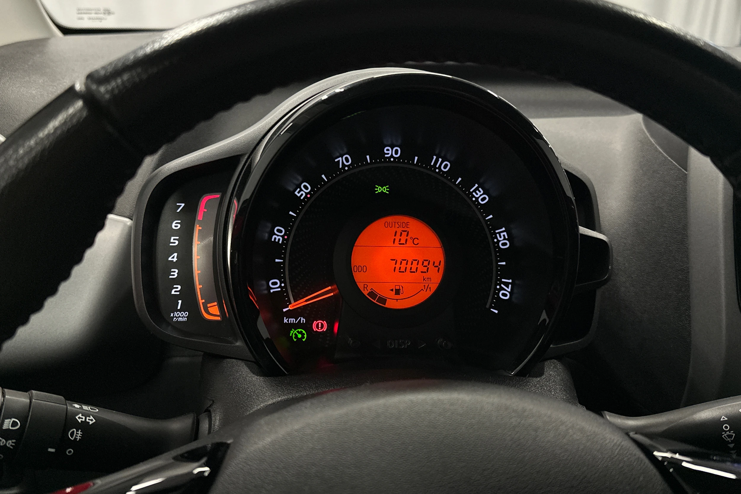 punainen Toyota AYGO 2020 kuva 18.