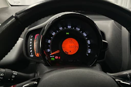 punainen Toyota AYGO 2020 kuva 18.