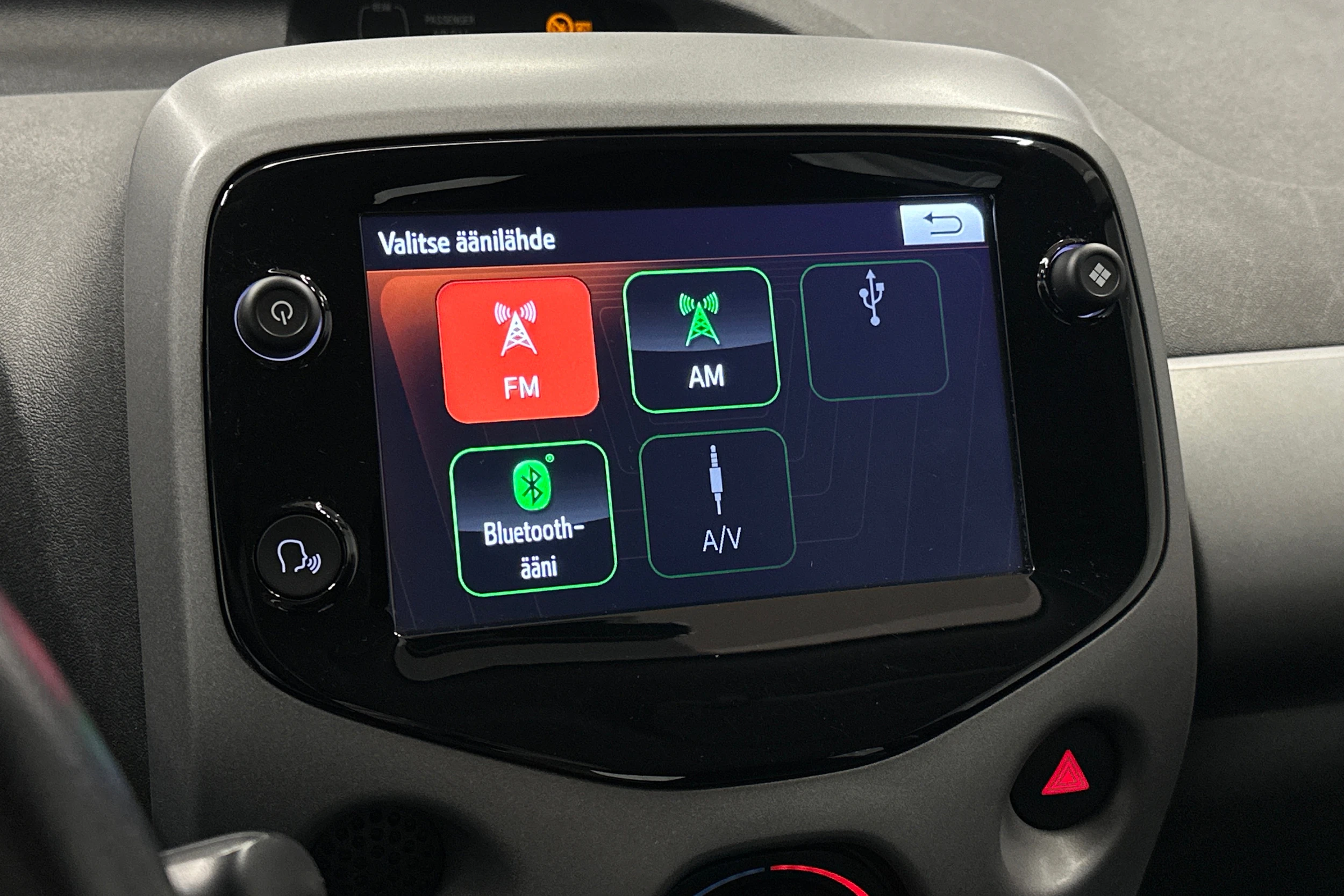 punainen Toyota AYGO 2020 kuva 20.