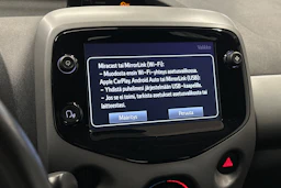 punainen Toyota AYGO 2020 kuva 21.