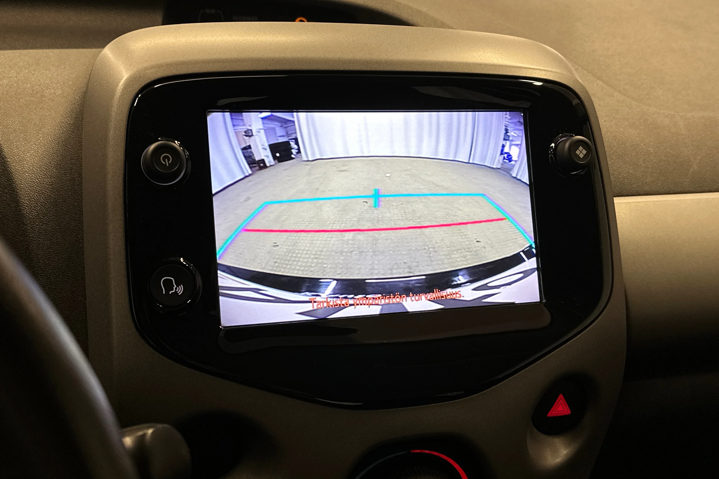 punainen Toyota AYGO 2020 kuva 22.