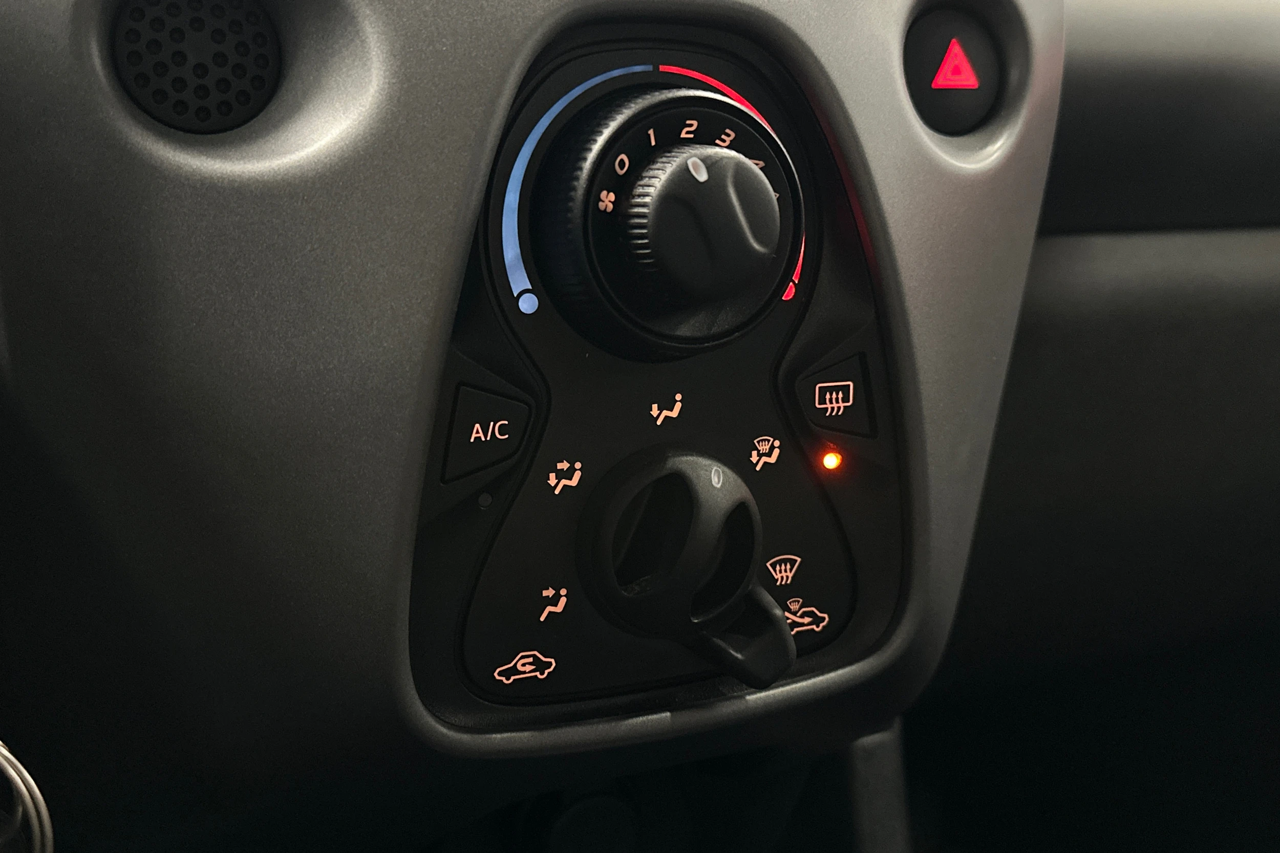 punainen Toyota AYGO 2020 kuva 23.