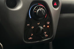 punainen Toyota AYGO 2020 kuva 23.