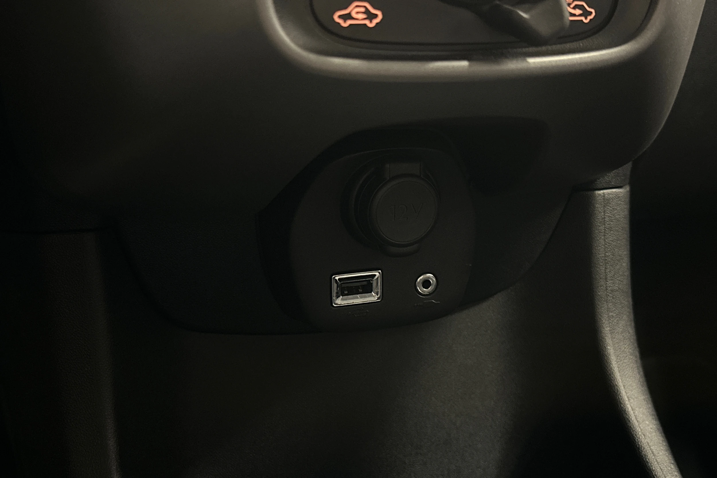 punainen Toyota AYGO 2020 kuva 24.