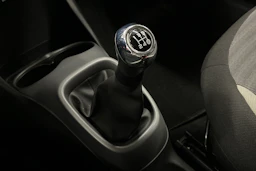 punainen Toyota AYGO 2020 kuva 25.