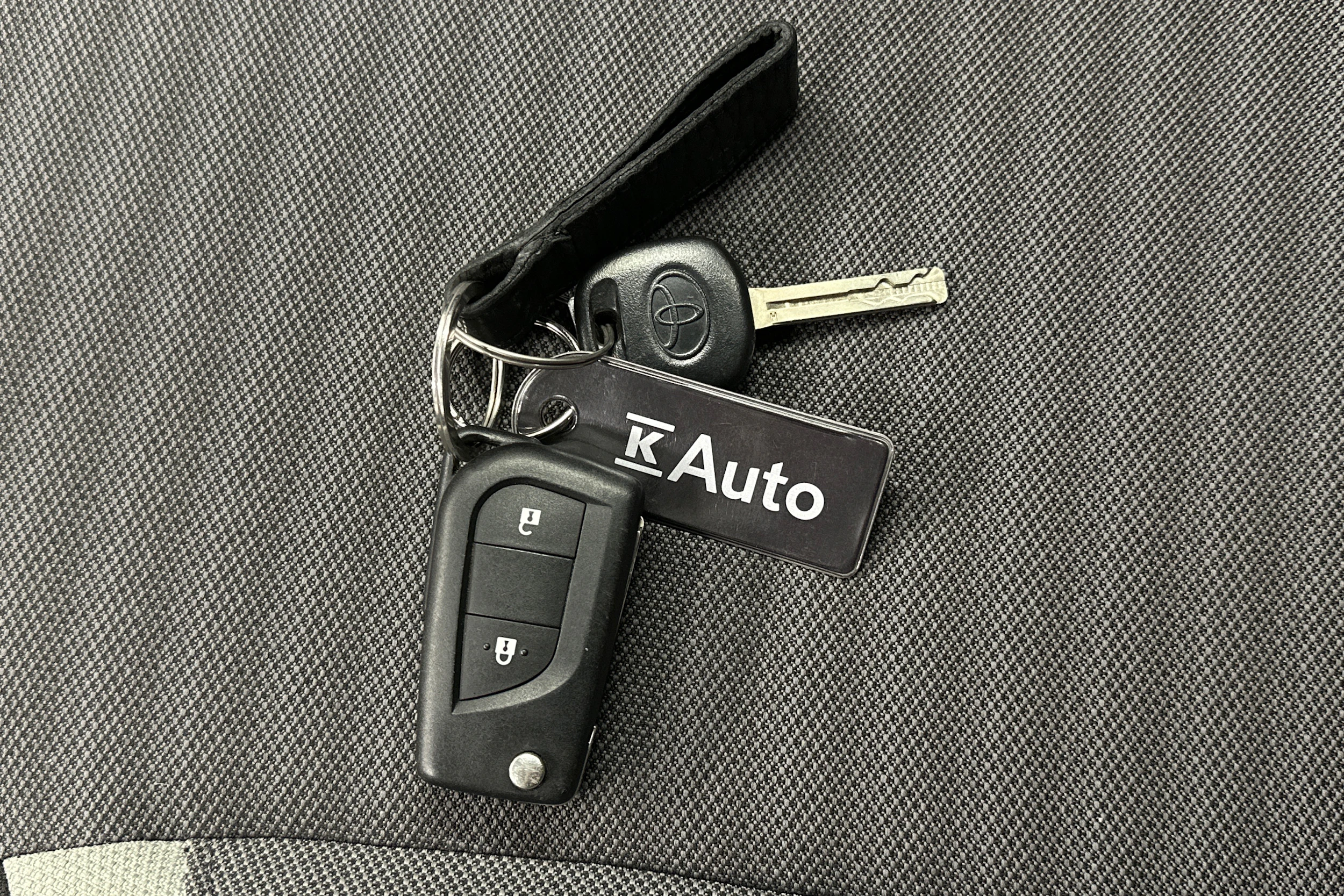 punainen Toyota AYGO 2020 kuva 26.