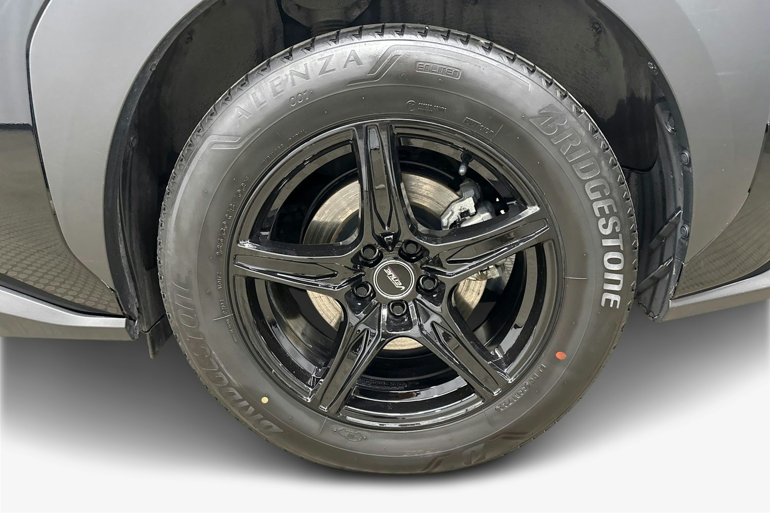 musta Toyota bZ4X 2022 kuva 11.