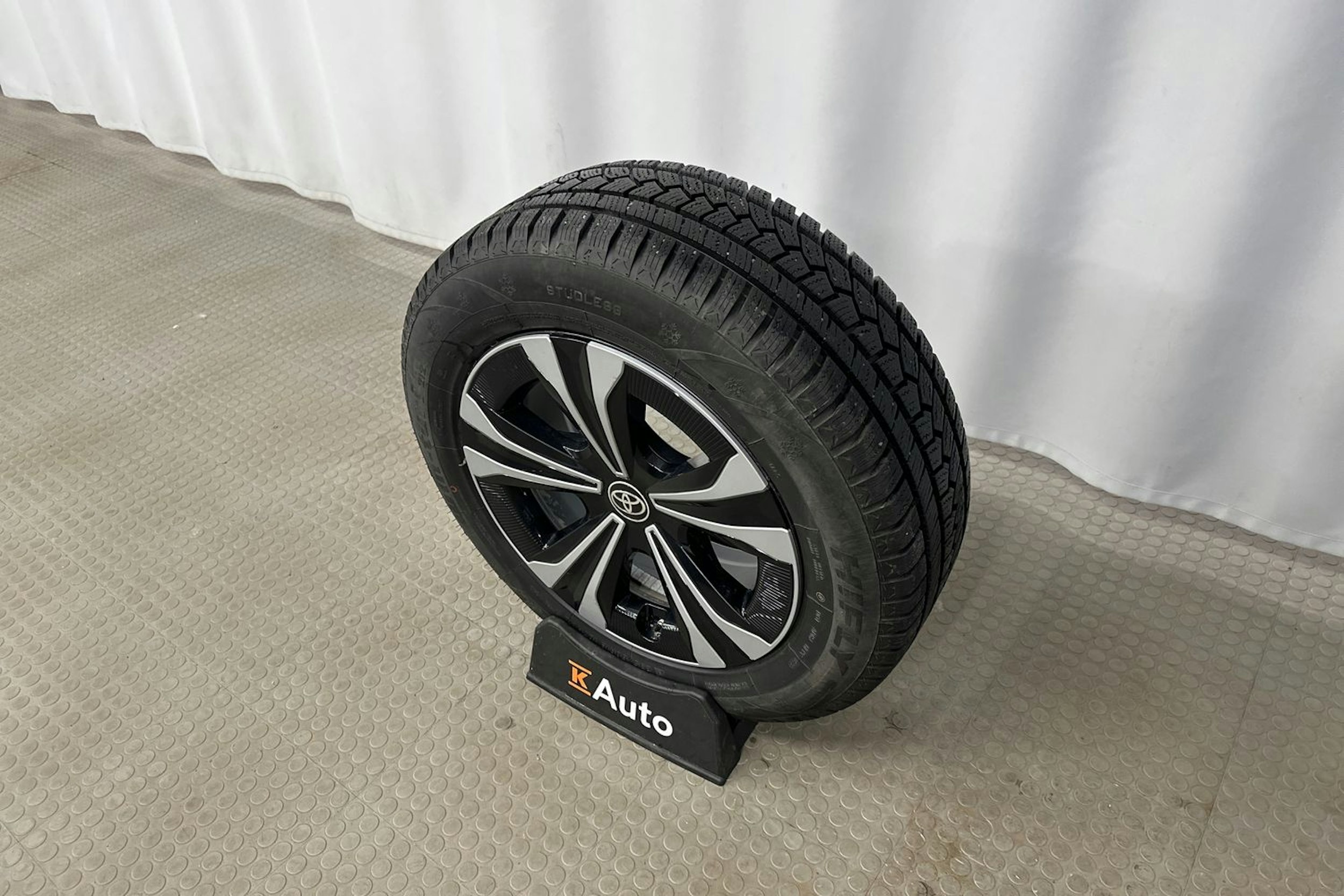 musta Toyota bZ4X 2022 kuva 13.