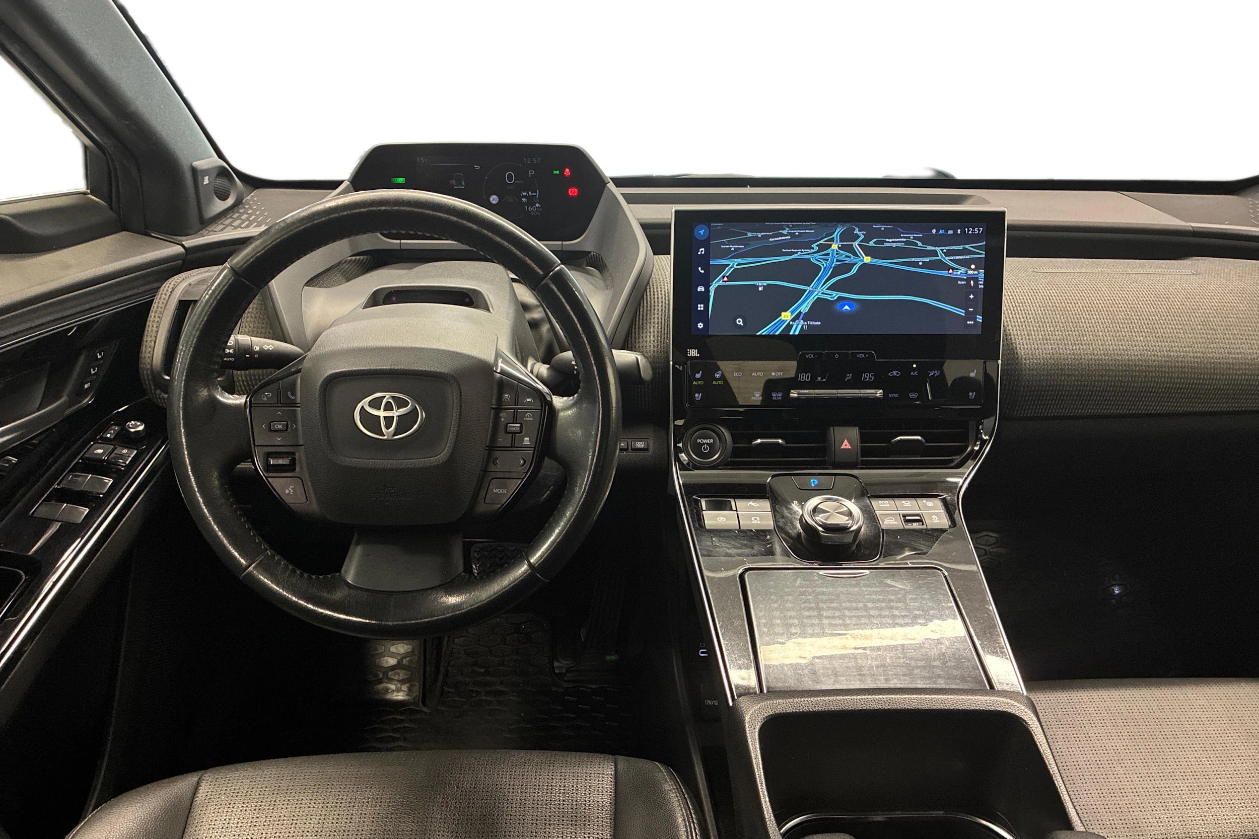Valkoinen Toyota bZ4X 2022 kuva 7.