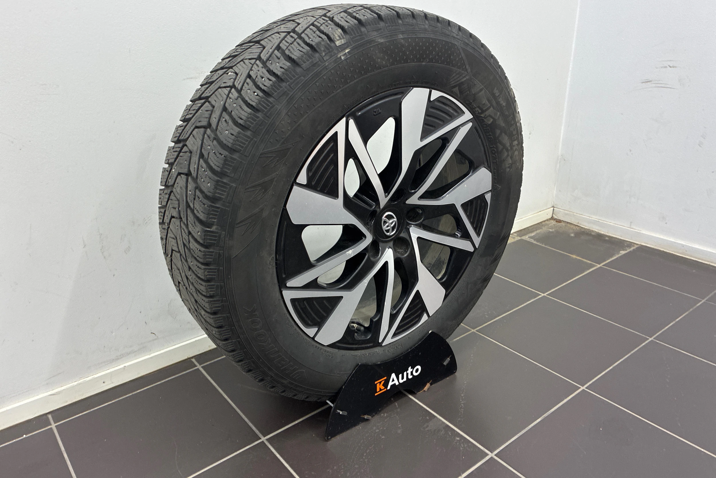 Valkoinen Toyota bZ4X 2022 kuva 10.