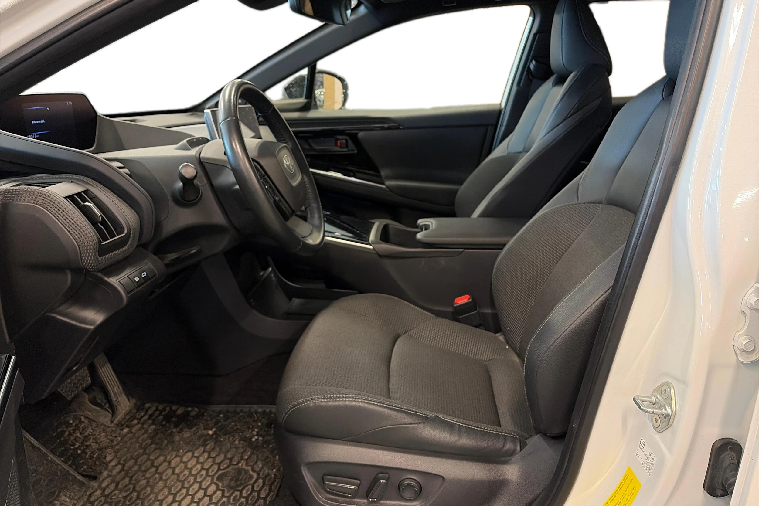 valkoinen Toyota bZ4X 2023 kuva 3.