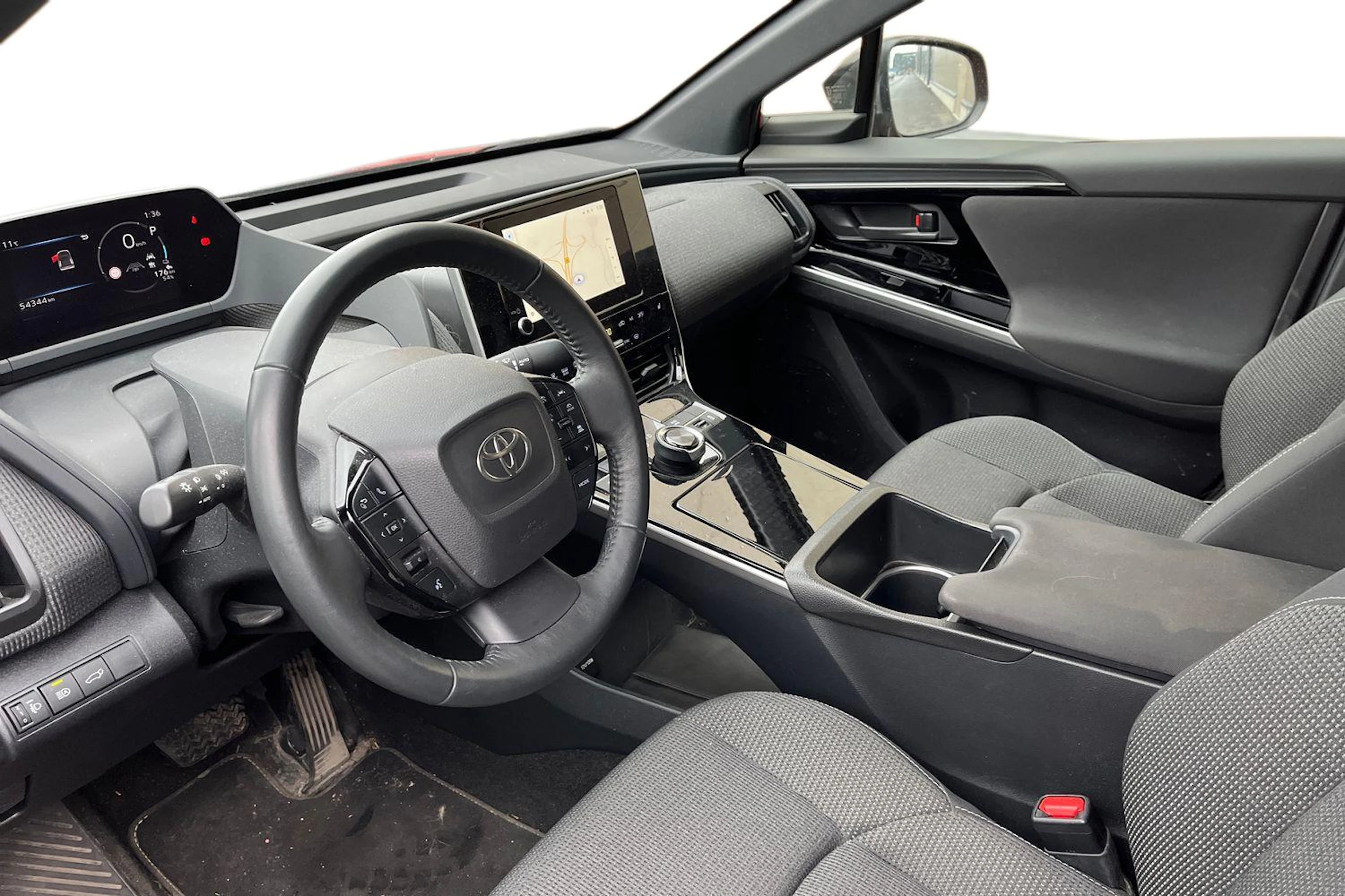 punainen Toyota bZ4X 2023 kuva 3.