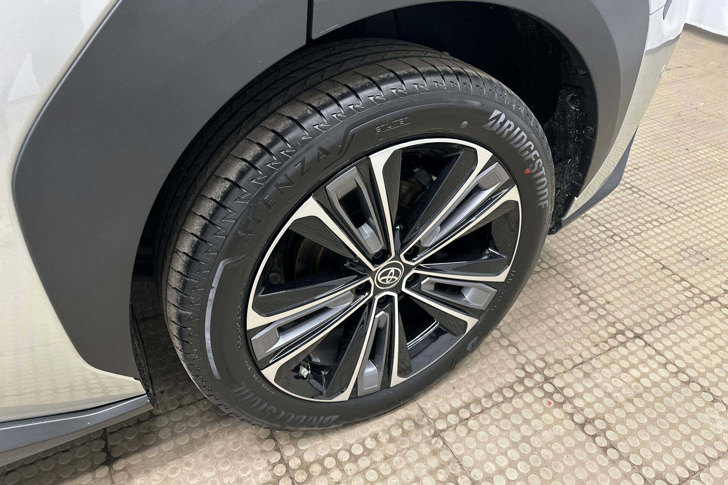 harmaa Toyota bZ4X 2024 kuva 13.