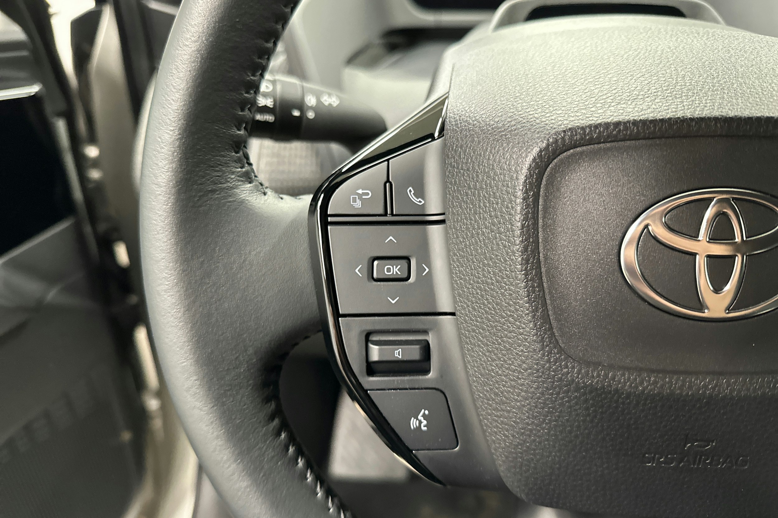 harmaa Toyota bZ4X 2024 kuva 14.