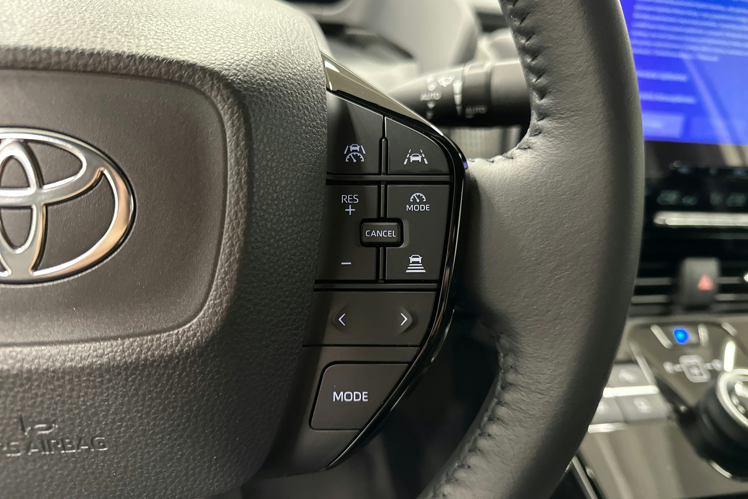 harmaa Toyota bZ4X 2024 kuva 15.