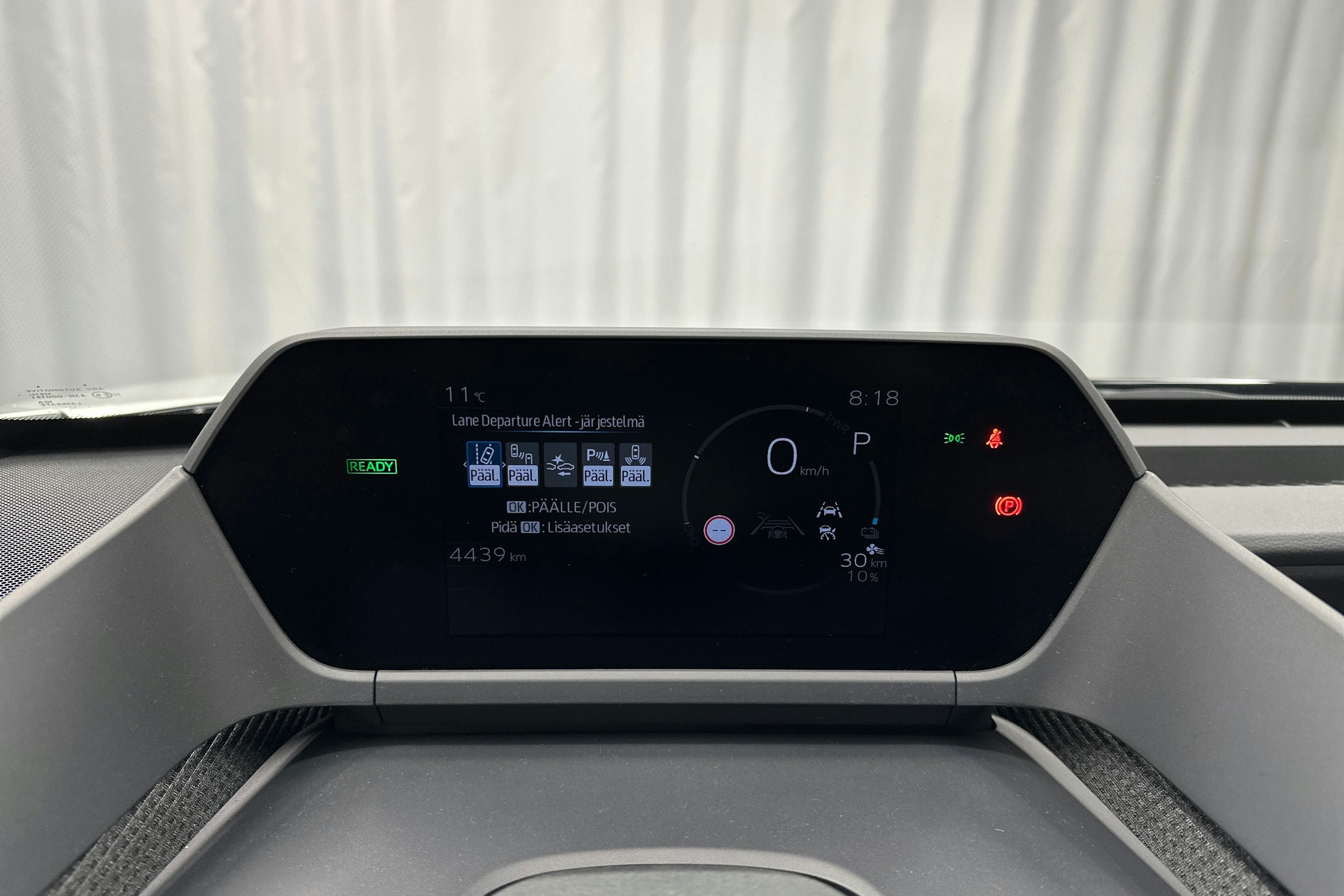 harmaa Toyota bZ4X 2024 kuva 16.