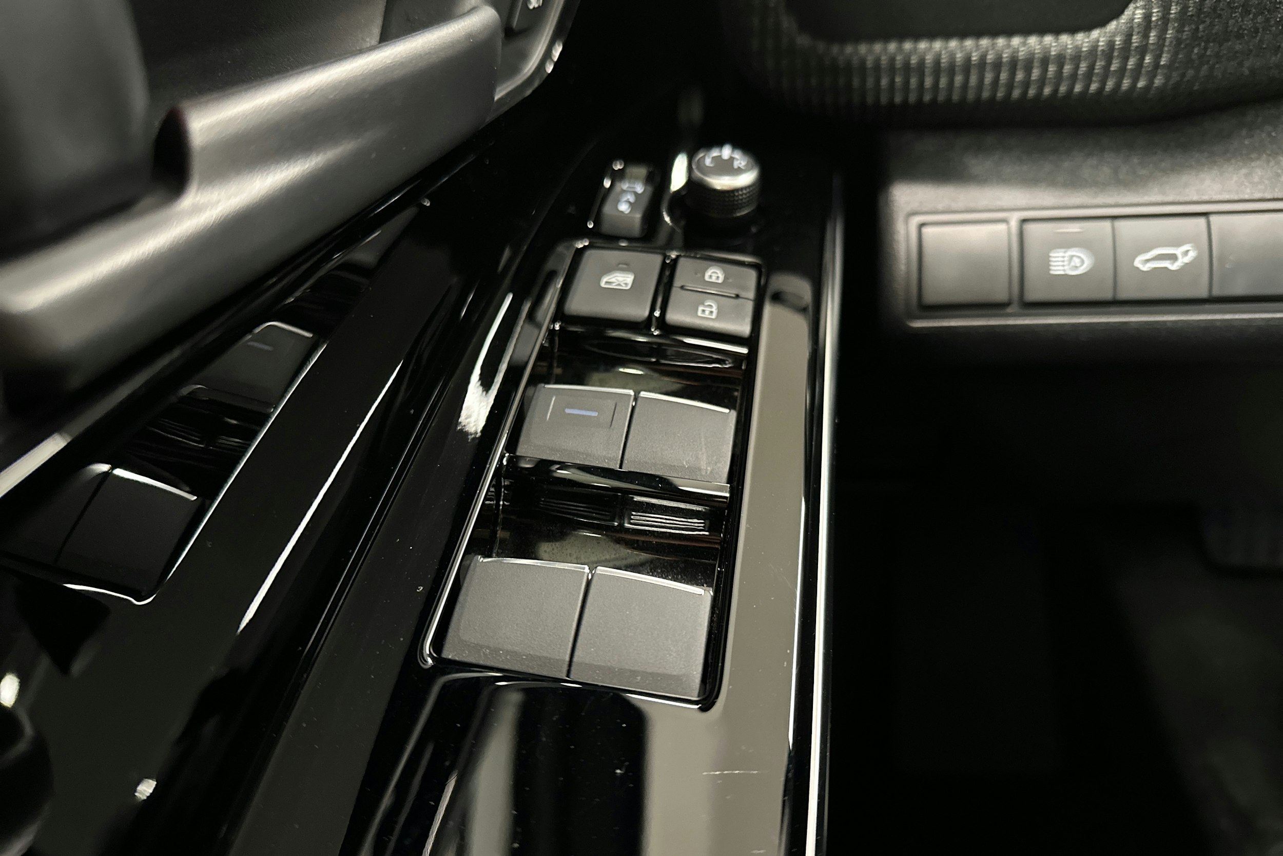 harmaa Toyota bZ4X 2024 kuva 17.