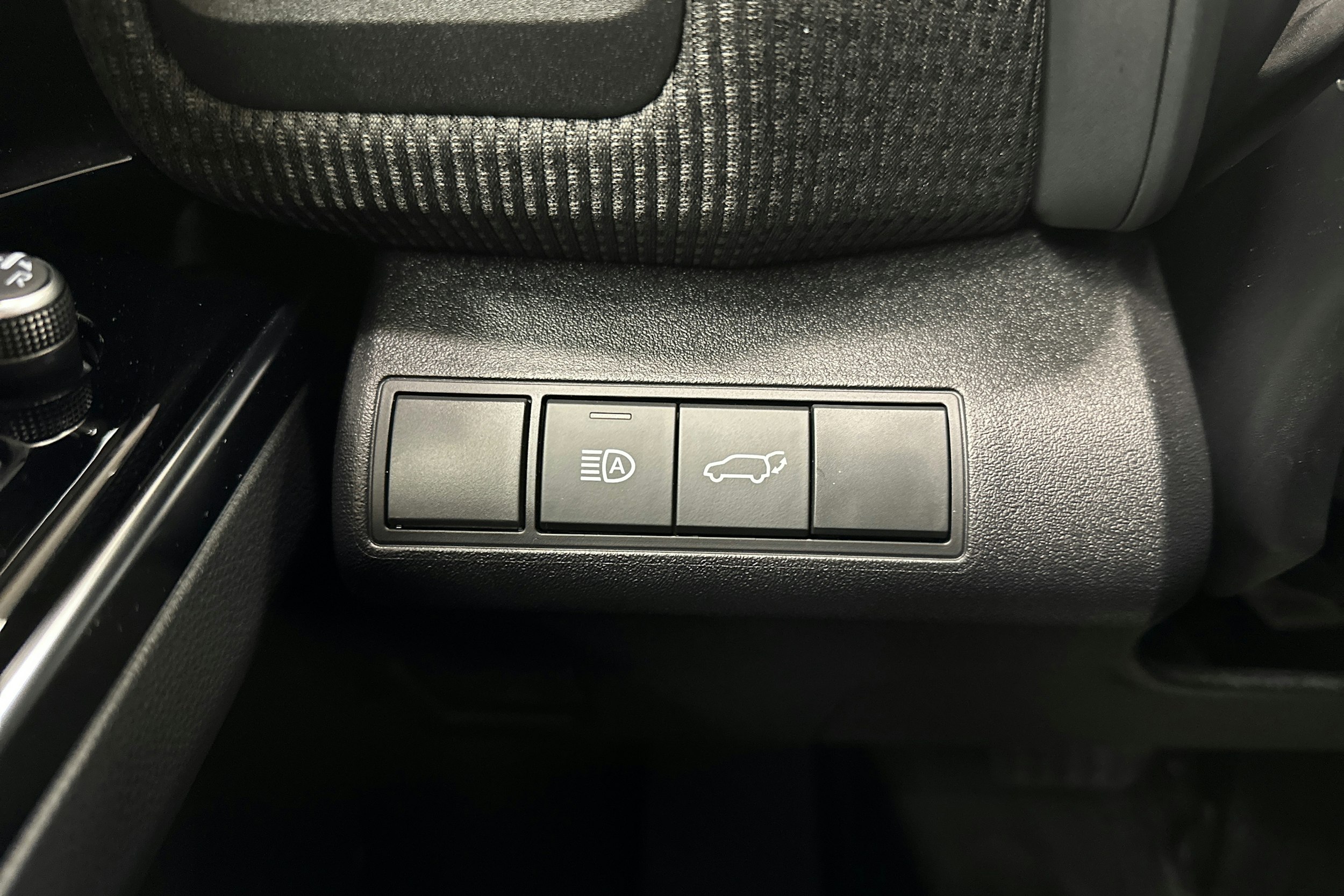 harmaa Toyota bZ4X 2024 kuva 18.